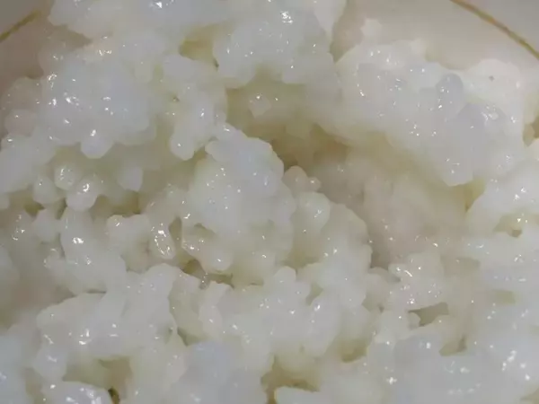 「お湯だけでご飯ができるってマジ？　日清「ふっくら釜炊き ごはん」を半信半疑で試した結果」の画像