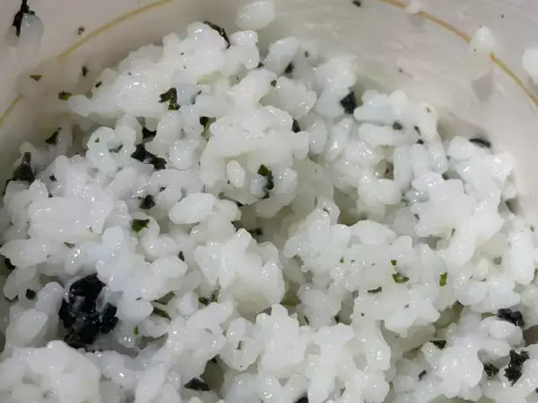 「お湯だけでご飯ができるってマジ？　日清「ふっくら釜炊き ごはん」を半信半疑で試した結果」の画像
