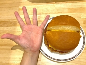 【実食】コメダ珈琲店の「ドデカメンチバーガー」は名前に偽りなし　バンズからはみ出す“肉の暴力”