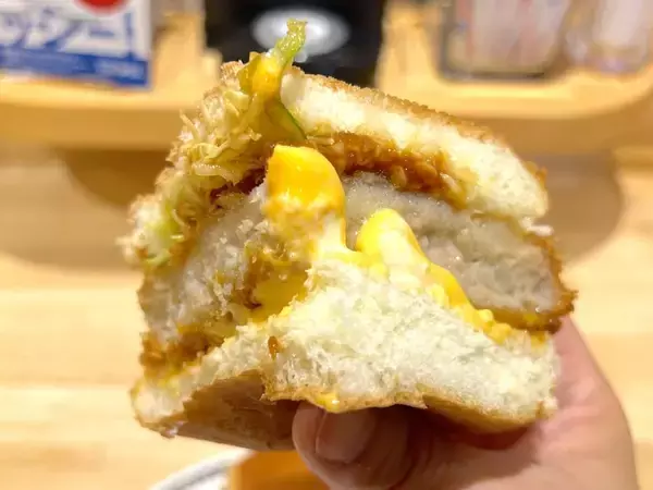 「【実食】コメダ珈琲店の「ドデカメンチバーガー」は名前に偽りなし　バンズからはみ出す“肉の暴力”」の画像