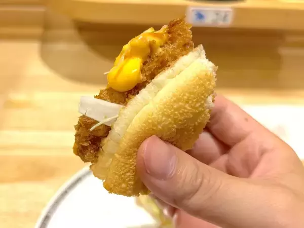 「【実食】コメダ珈琲店の「ドデカメンチバーガー」は名前に偽りなし　バンズからはみ出す“肉の暴力”」の画像
