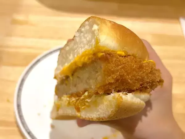 「【実食】コメダ珈琲店の「ドデカメンチバーガー」は名前に偽りなし　バンズからはみ出す“肉の暴力”」の画像