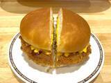 「【実食】コメダ珈琲店の「ドデカメンチバーガー」は名前に偽りなし　バンズからはみ出す“肉の暴力”」の画像5