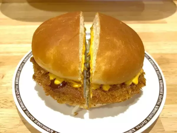 「【実食】コメダ珈琲店の「ドデカメンチバーガー」は名前に偽りなし　バンズからはみ出す“肉の暴力”」の画像