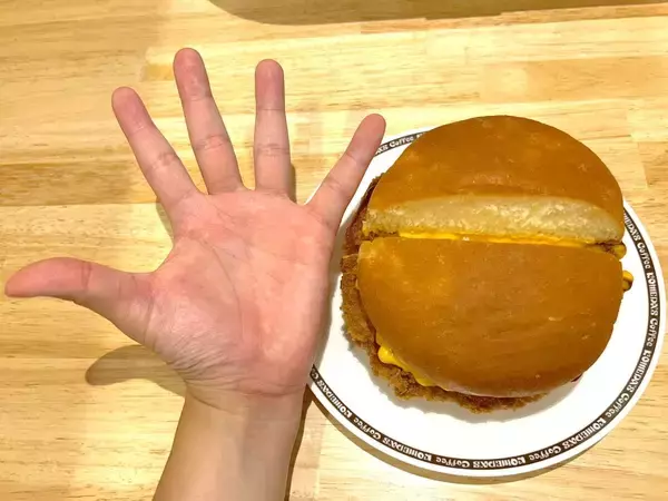 「【実食】コメダ珈琲店の「ドデカメンチバーガー」は名前に偽りなし　バンズからはみ出す“肉の暴力”」の画像