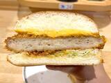 「【実食】コメダ珈琲店の「ドデカメンチバーガー」は名前に偽りなし　バンズからはみ出す“肉の暴力”」の画像9