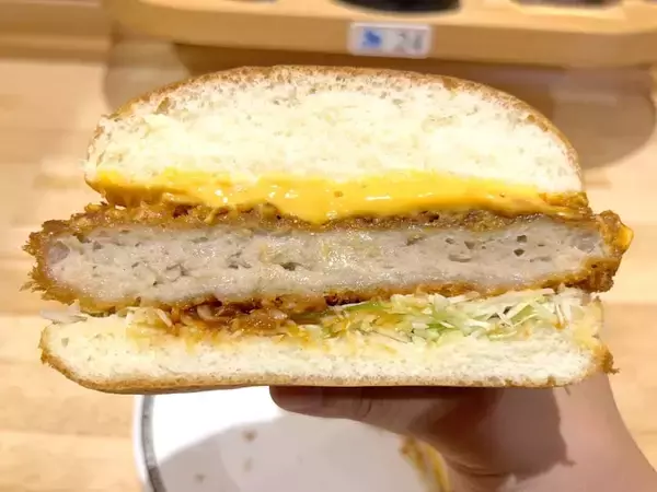 「【実食】コメダ珈琲店の「ドデカメンチバーガー」は名前に偽りなし　バンズからはみ出す“肉の暴力”」の画像