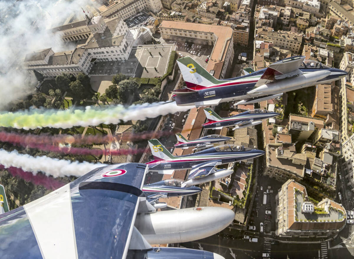 イタリア空軍曲技飛行チーム 新型コロナウイルス禍から復活するイタリア応援ツアー開始 年5月26日 エキサイトニュース