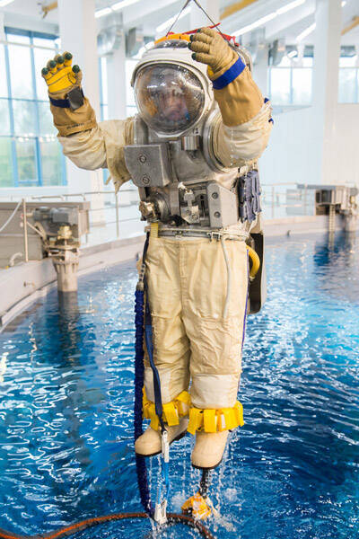 改修されたロシアの宇宙飛行士訓練プール　訓練に先立つ救難訓練を実施