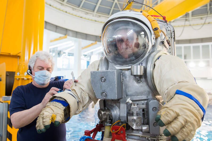 改修されたロシアの宇宙飛行士訓練プール　訓練に先立つ救難訓練を実施