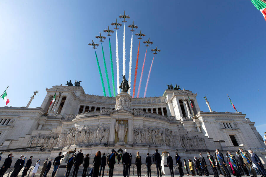 イタリア空軍曲技飛行隊 イタリア全土を巡る応援ツアーが首都ローマで完結 年6月4日 エキサイトニュース