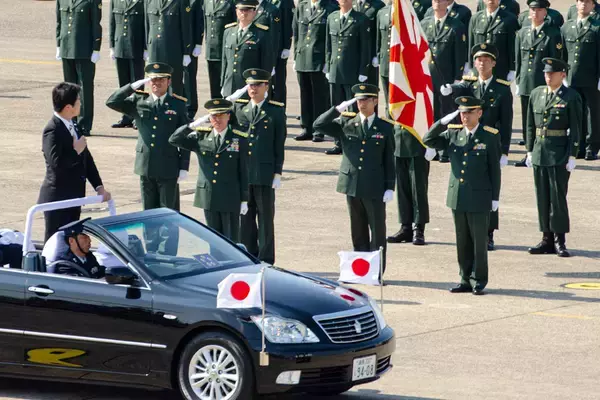 「自衛隊愛媛地本ツイッターが「正しい敬礼」の顔文字使用に変更　∠(｀･ω･´)」の画像