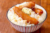 「ザ・背徳感料理「ソーセージ飯」爆誕　まさかの炊き込みに加えバター＋醤油をタラリでおかわり待ったなし！」の画像1