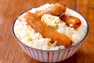 ザ・背徳感料理「ソーセージ飯」爆誕　まさかの炊き込みに加えバター＋醤油をタラリでおかわり待ったなし！