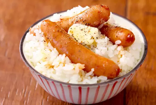 ザ・背徳感料理「ソーセージ飯」爆誕　まさかの炊き込みに加えバター＋醤油をタラリでおかわり待ったなし！
