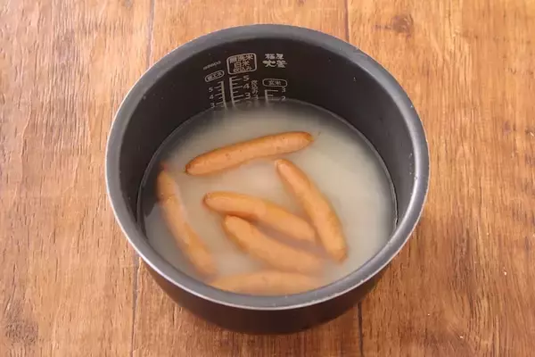 「ザ・背徳感料理「ソーセージ飯」爆誕　まさかの炊き込みに加えバター＋醤油をタラリでおかわり待ったなし！」の画像