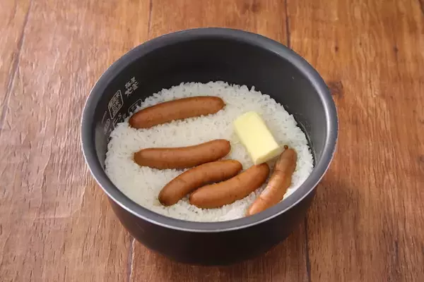 「ザ・背徳感料理「ソーセージ飯」爆誕　まさかの炊き込みに加えバター＋醤油をタラリでおかわり待ったなし！」の画像
