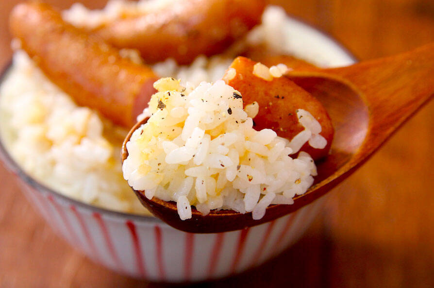 ザ・背徳感料理「ソーセージ飯」爆誕　まさかの炊き込みに加えバター＋醤油をタラリでおかわり待ったなし！
