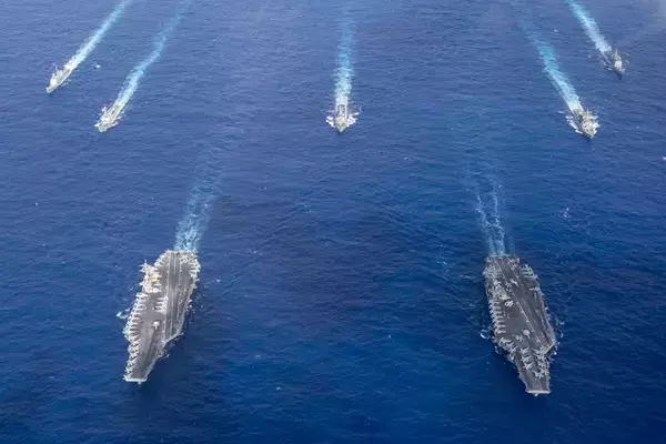 「空母セオドア・ルーズベルトが7か月ぶりに母港サンディエゴへ帰着」の画像