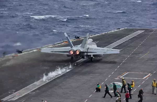「空母セオドア・ルーズベルトが7か月ぶりに母港サンディエゴへ帰着」の画像