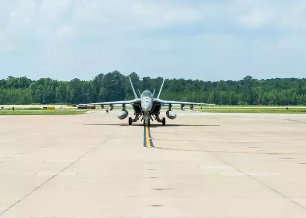 「空母セオドア・ルーズベルトが7か月ぶりに母港サンディエゴへ帰着」の画像