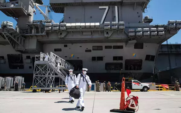 「空母セオドア・ルーズベルトが7か月ぶりに母港サンディエゴへ帰着」の画像