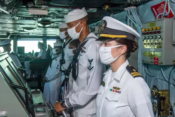 「アメリカ空母アイゼンハワー　7か月以上の無寄港遠征航海から帰還」の画像