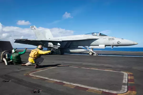 「アメリカ空母アイゼンハワー　7か月以上の無寄港遠征航海から帰還」の画像
