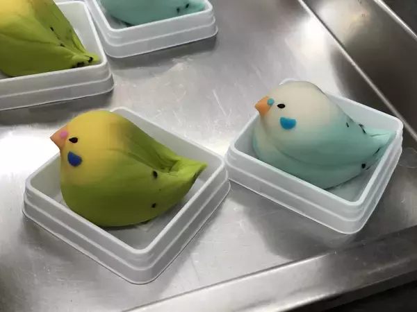 「和菓子職人の遊び心から生まれたセキセイインコ　可愛すぎて食べるのがもったいない！」の画像