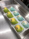 「和菓子職人の遊び心から生まれたセキセイインコ　可愛すぎて食べるのがもったいない！」の画像2