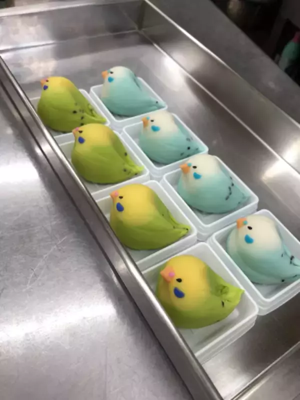 「和菓子職人の遊び心から生まれたセキセイインコ　可愛すぎて食べるのがもったいない！」の画像