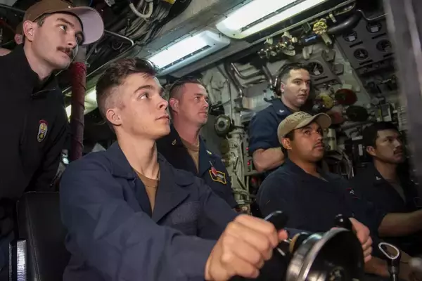 「アメリカ4軍共同訓練「バリアント・シールド」退役フリゲートの撃沈訓練」の画像