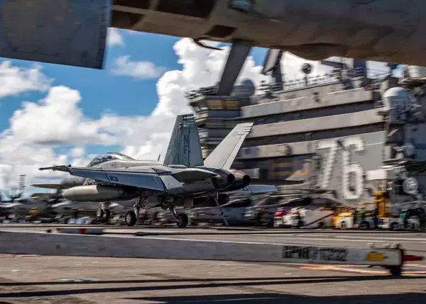 「アメリカの空母ロナルド・レーガン　洋上で艦長交替式」の画像