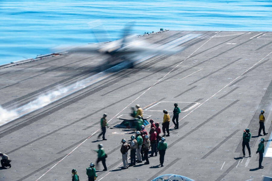 アメリカの空母ロナルド・レーガン　洋上で艦長交替式