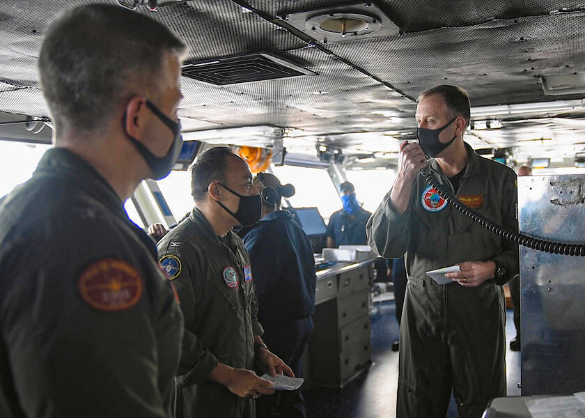 アメリカの空母ロナルド・レーガン　洋上で艦長交替式