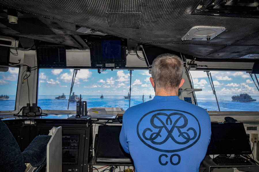 アメリカの空母ロナルド・レーガン　洋上で艦長交替式