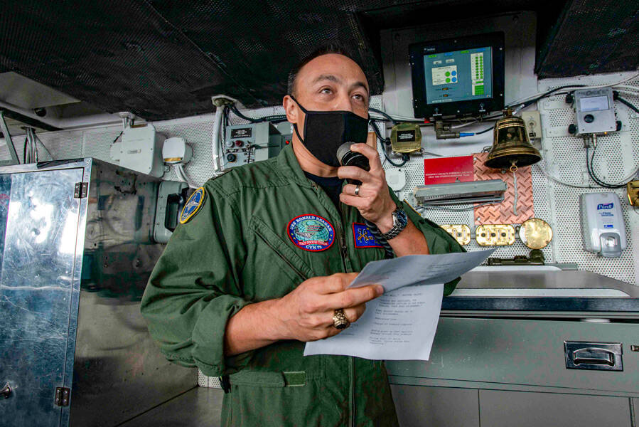 アメリカの空母ロナルド・レーガン　洋上で艦長交替式