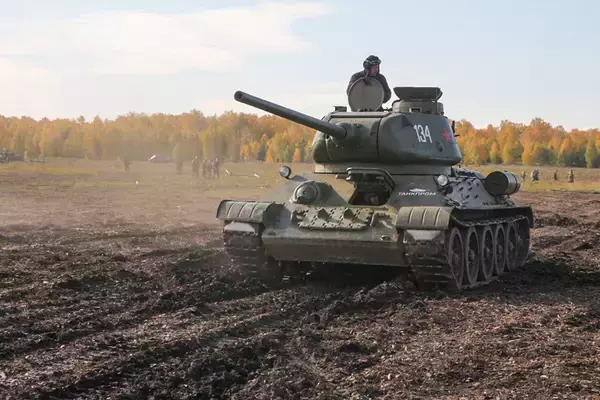 「ロシアで一般公開イベント「ウラル戦車フェスティバル」開催　約5000人が来場」の画像