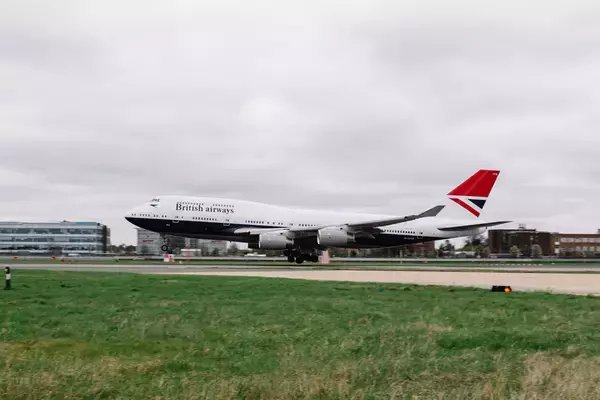 「ブリティッシュ・エアウェイズB747　最後の2機がお別れフライト」の画像