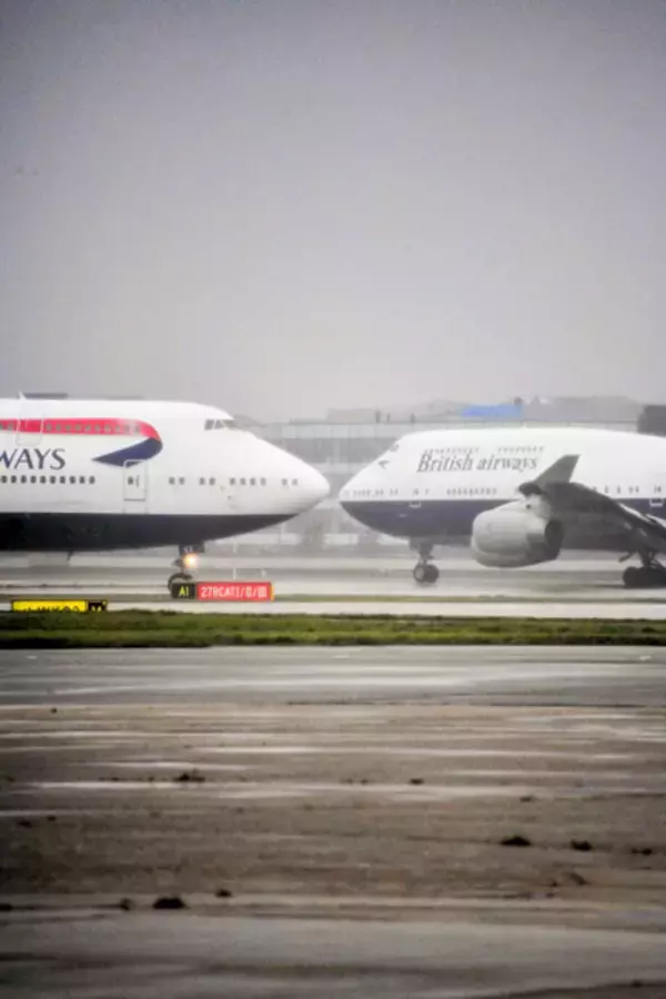 「ブリティッシュ・エアウェイズB747　最後の2機がお別れフライト」の画像