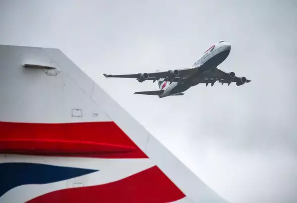 「ブリティッシュ・エアウェイズB747　最後の2機がお別れフライト」の画像