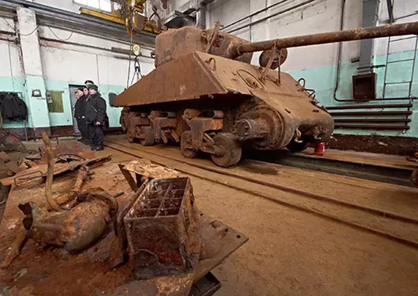 「ロシアに供与されたM4シャーマン中戦車　撃沈された輸送船から引き揚げられ博物館へ」の画像