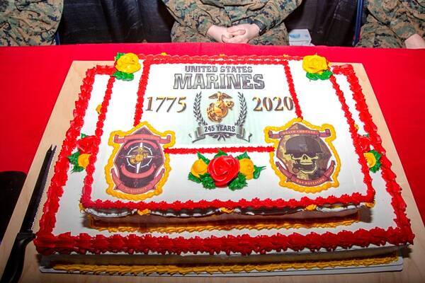 アメリカ海兵隊245回目の誕生日 恒例のケーキとマラソン 年11月12日 エキサイトニュース