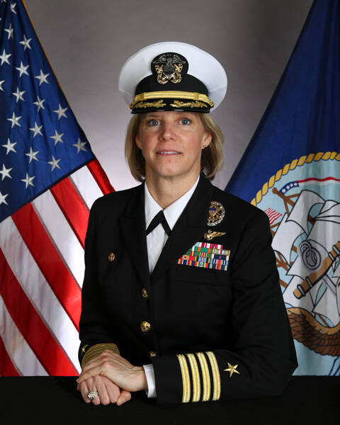 アメリカ海軍空母エイブラハム・リンカーンに史上初の女性艦長誕生