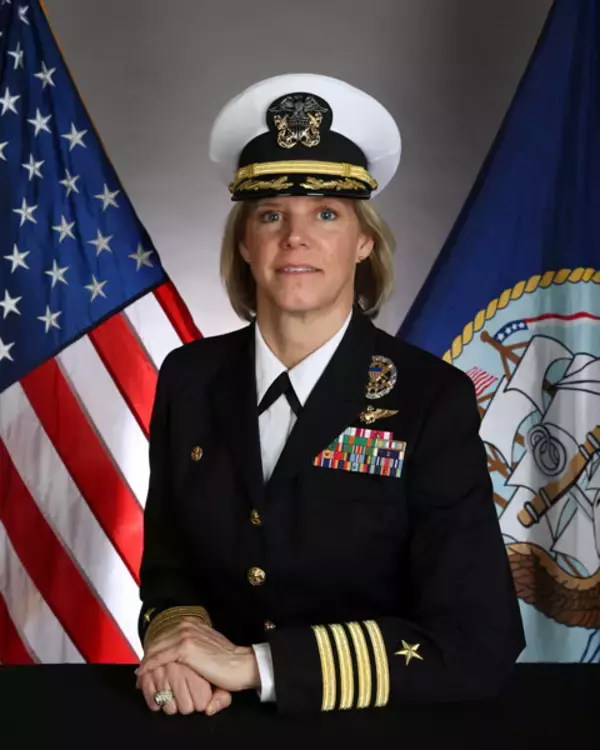 「アメリカ海軍空母エイブラハム・リンカーンに史上初の女性艦長誕生」の画像