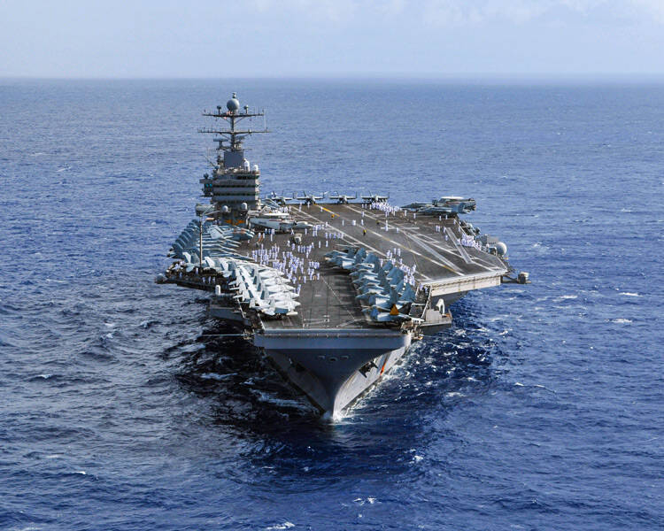 アメリカ海軍空母エイブラハム・リンカーンに史上初の女性艦長誕生