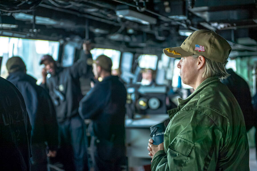 アメリカ海軍空母エイブラハム・リンカーンに史上初の女性艦長誕生