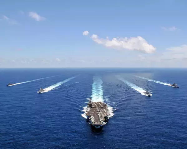 「アメリカ海軍空母エイブラハム・リンカーンに史上初の女性艦長誕生」の画像