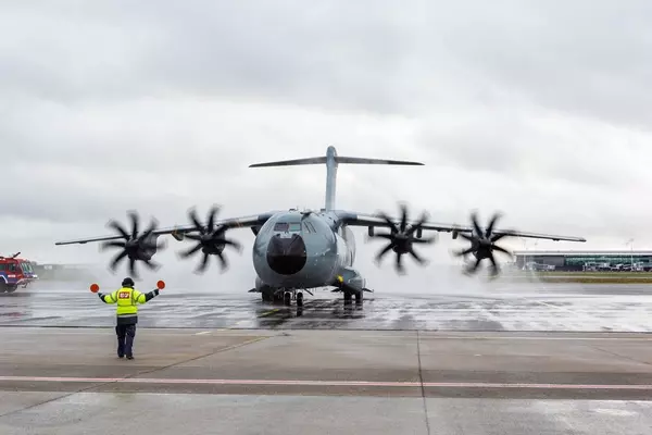 エアバスa400m輸送機 ヘリコプター2機への同時空中給油に成功 21年4月日 エキサイトニュース