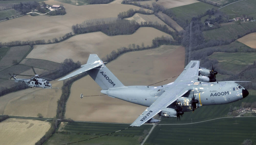 エアバスa400m輸送機 ヘリコプター2機への同時空中給油に成功 21年4月日 エキサイトニュース